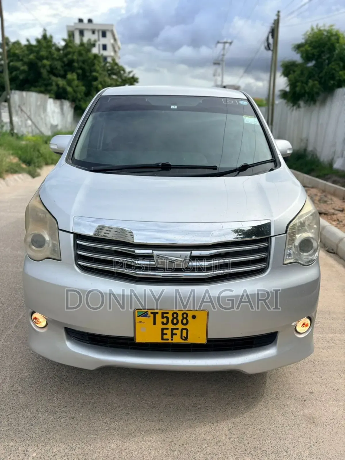 Toyota Noah 2013 Silver