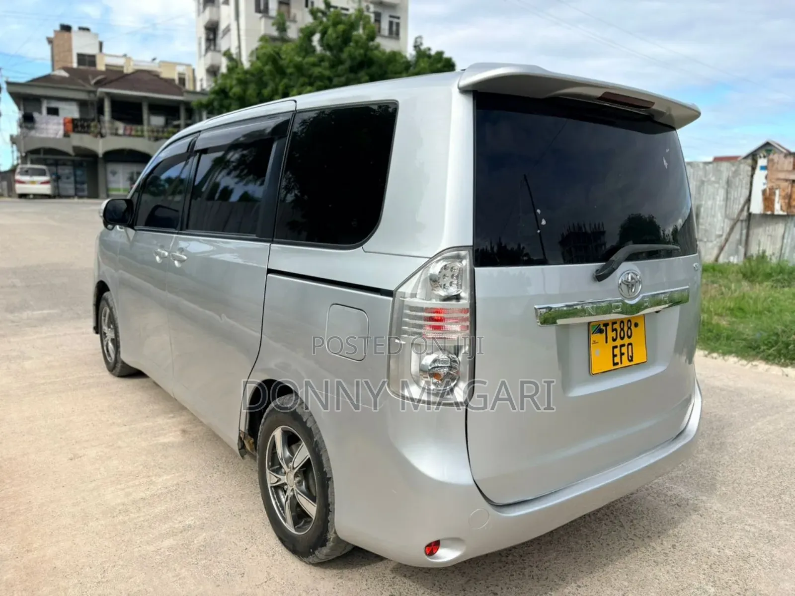 Toyota Noah 2013 Silver