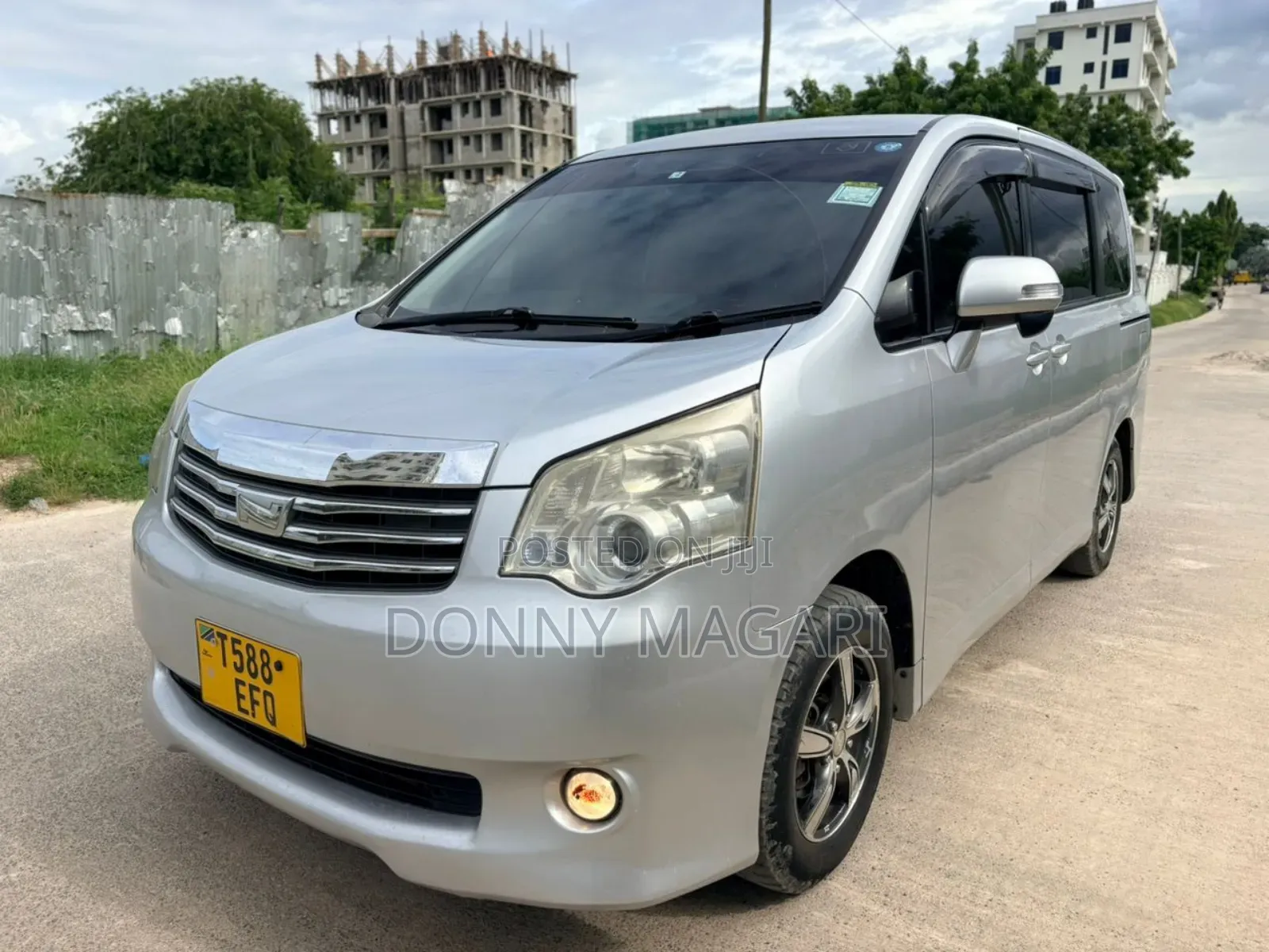 Toyota Noah 2013 Silver