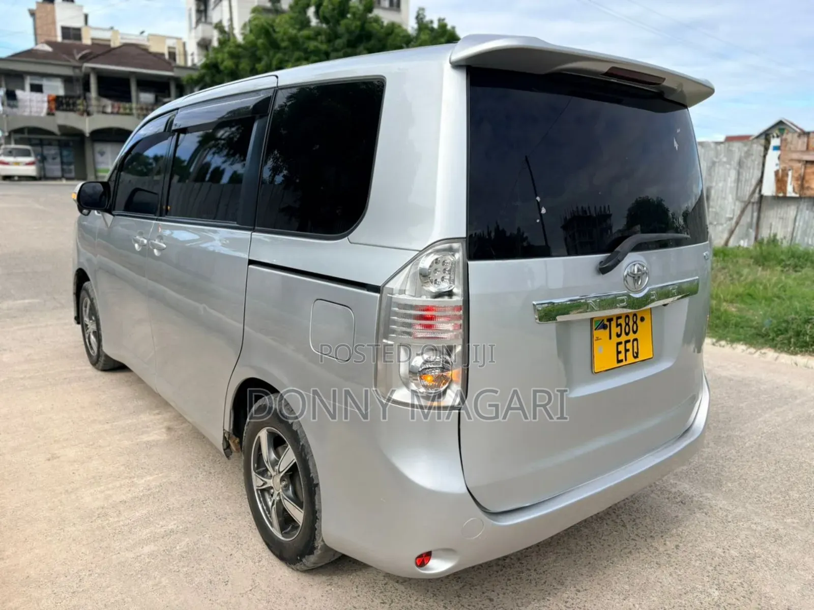 Toyota Noah 2013 Silver