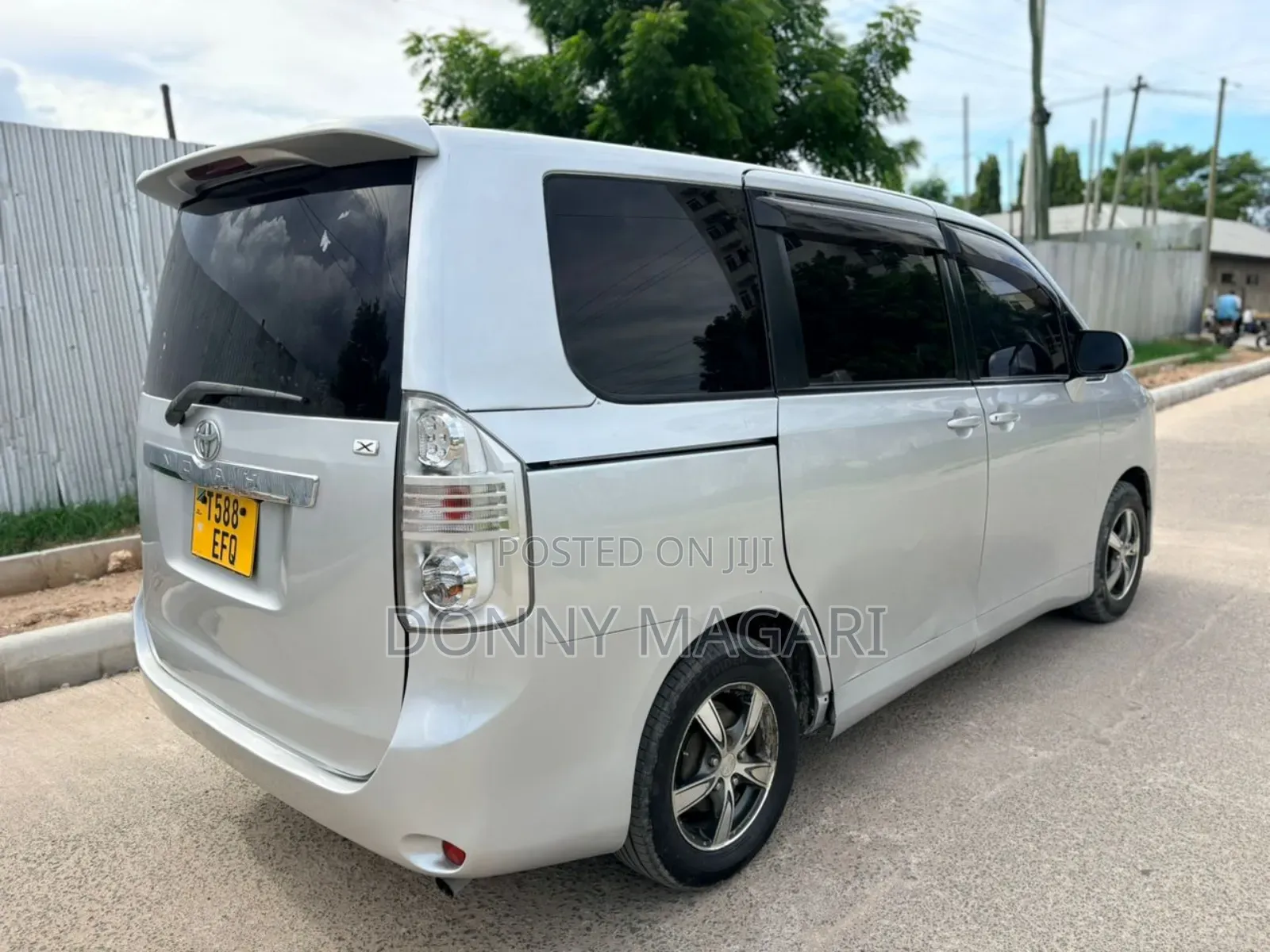 Toyota Noah 2013 Silver