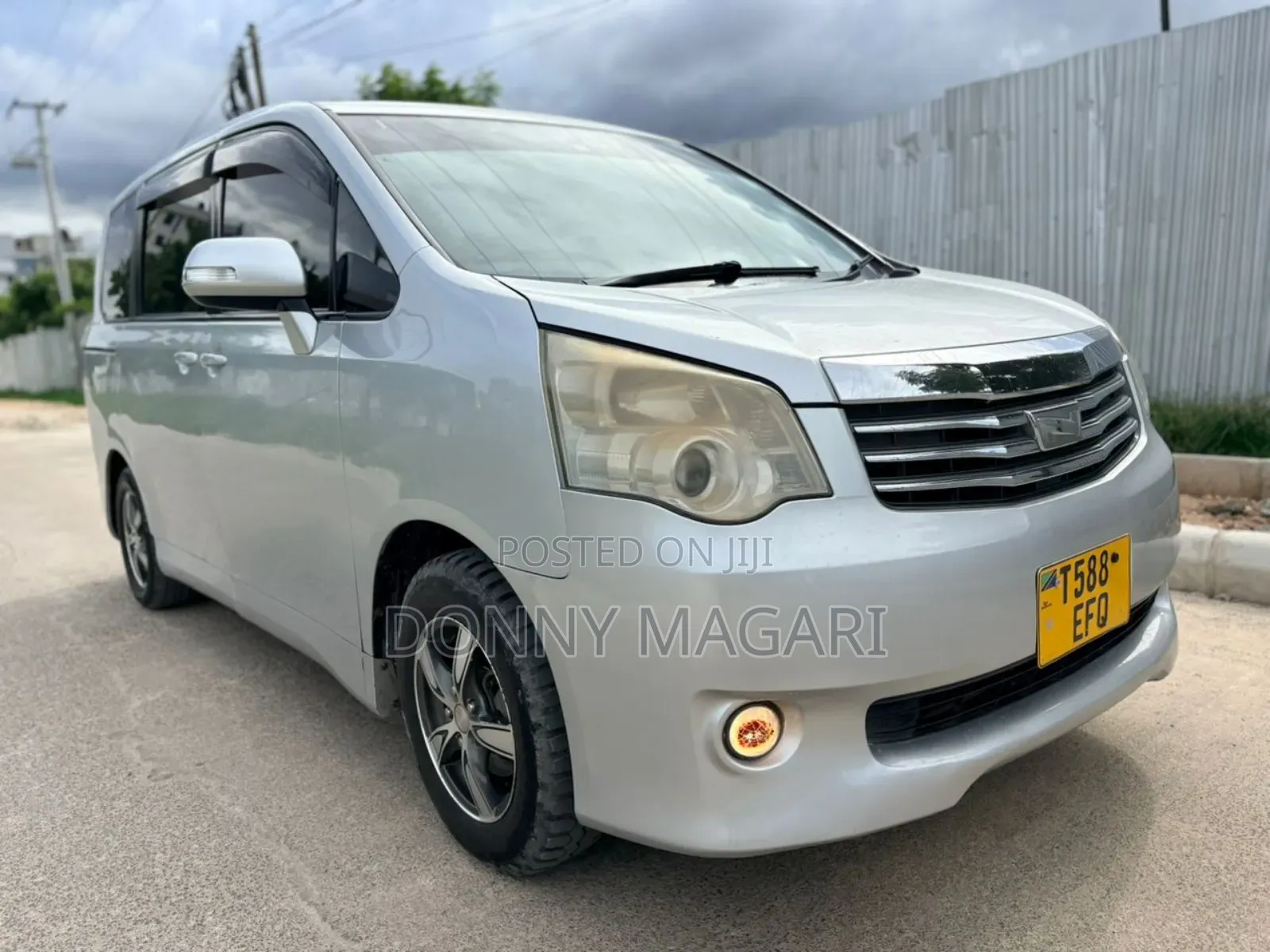 Toyota Noah 2013 Silver