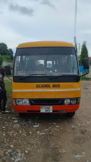 Mitsubishi Fuso Rosa 2004 Yellow