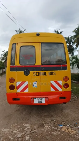 Mitsubishi Fuso Rosa 2004 Yellow