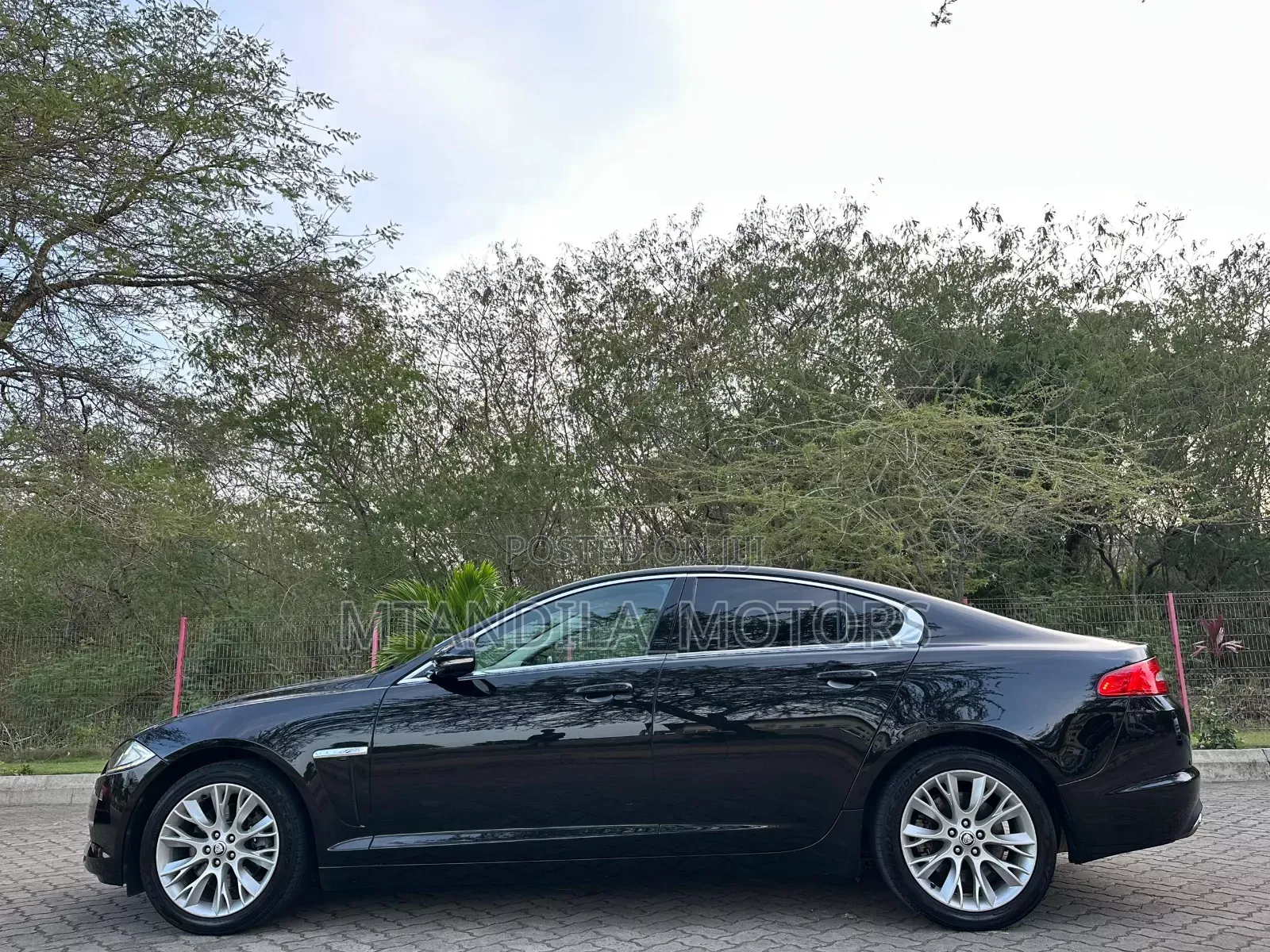 Jaguar XF 4dr Sedan (2.0L 4cyl Turbo 8A) 2014 Black