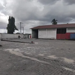 Warehouse in Tazara 2000 SQM
