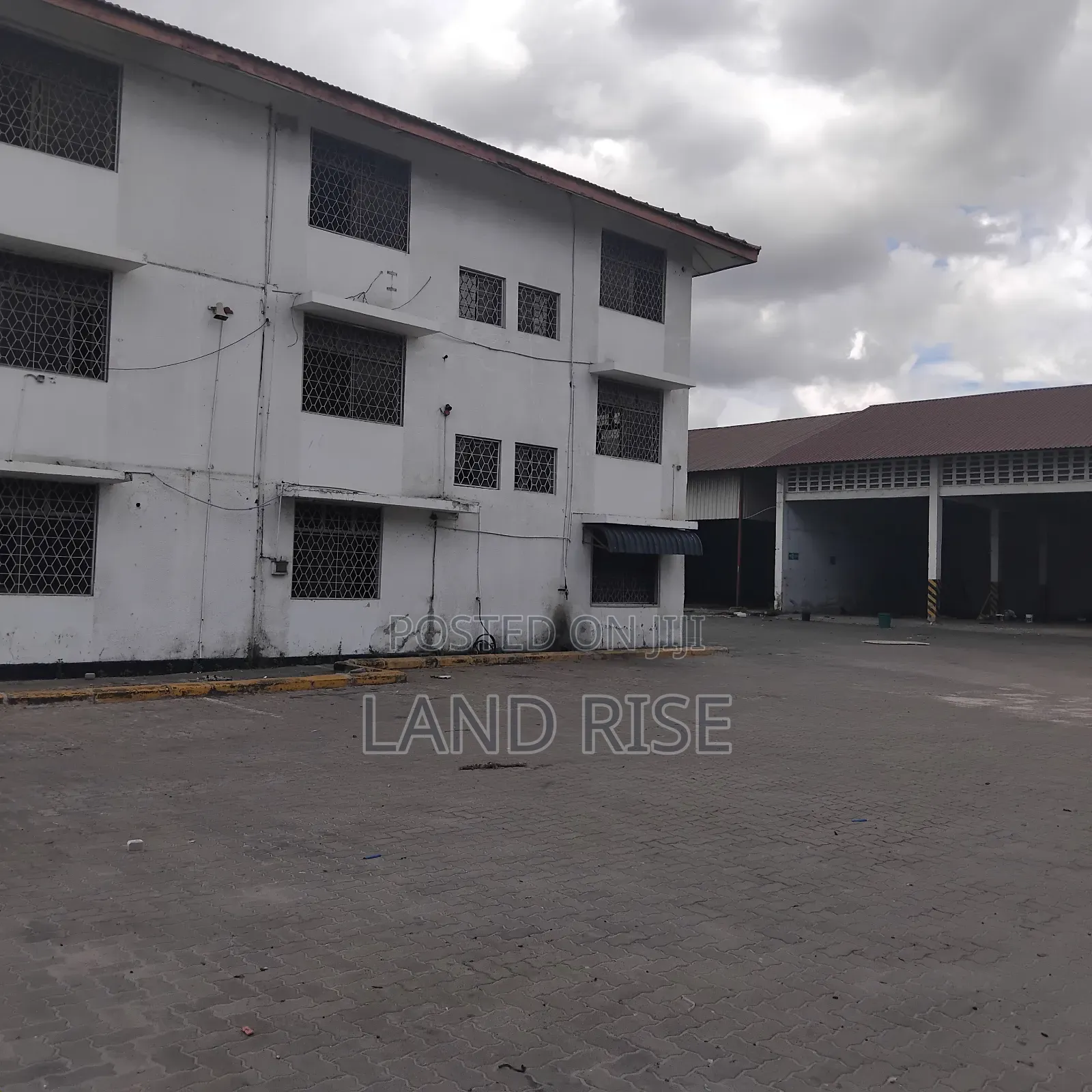 Warehouse in Tazara 2000 SQM