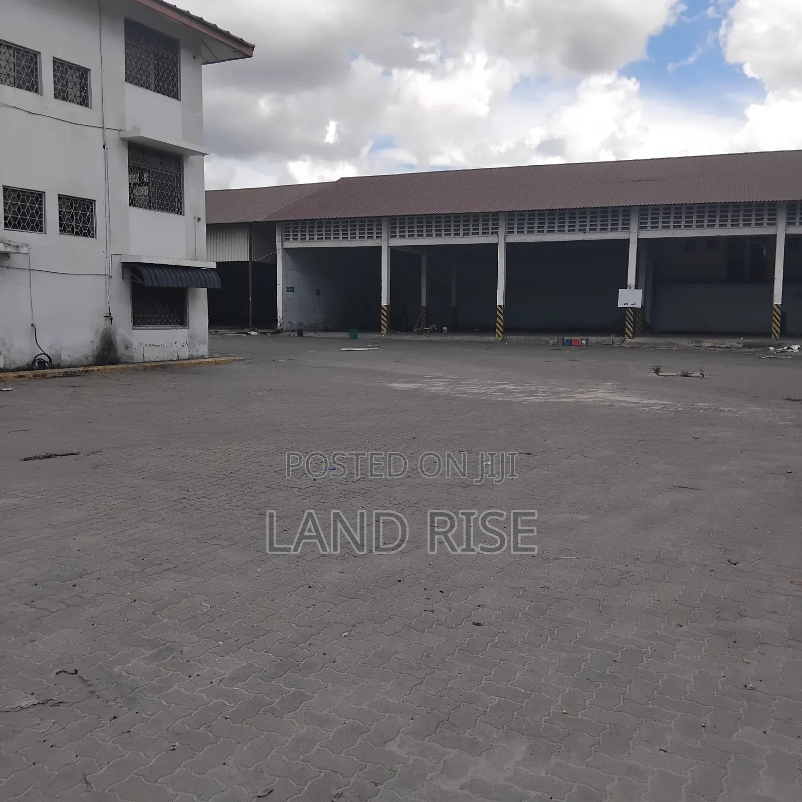 Warehouse in Tazara 2000 SQM