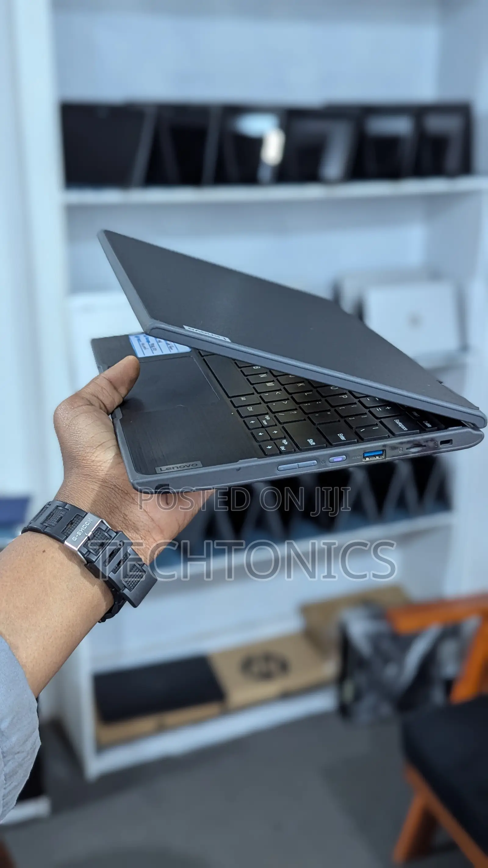 Laptop Lenovo 300e 4GB Intel SSD 128GB