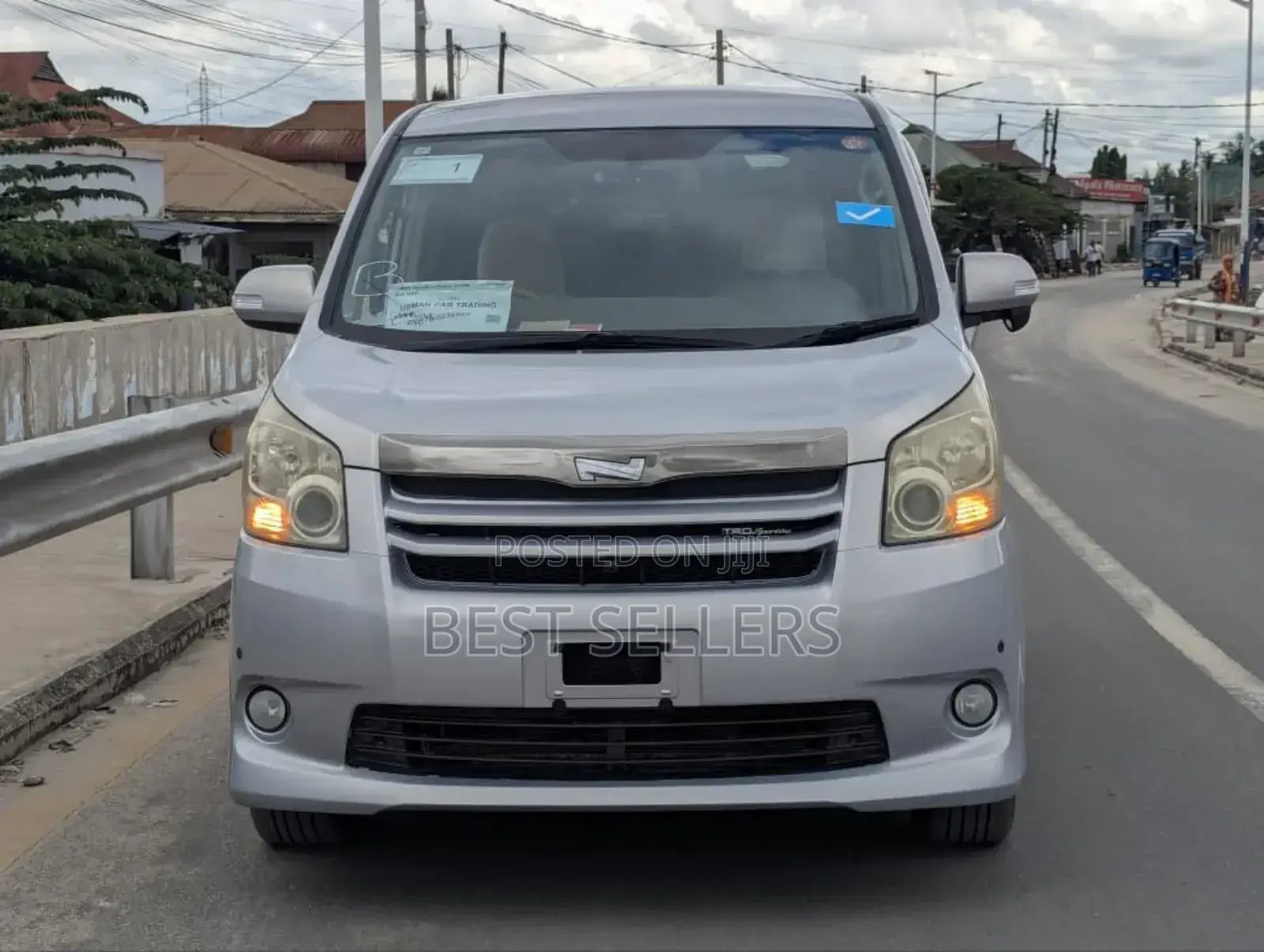 Toyota Noah 2.0 143hp AWD (8 Seater) 2008 Silver