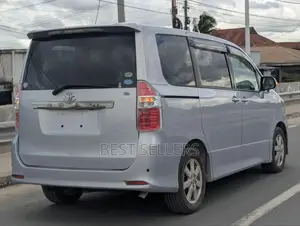 Toyota Noah 2.0 143hp AWD (8 Seater) 2008 Silver