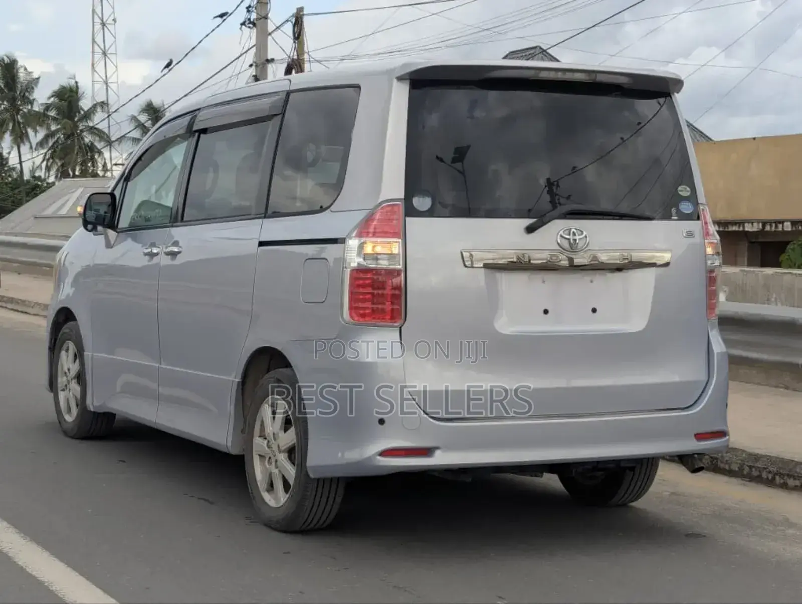 Toyota Noah 2.0 143hp AWD (8 Seater) 2008 Silver