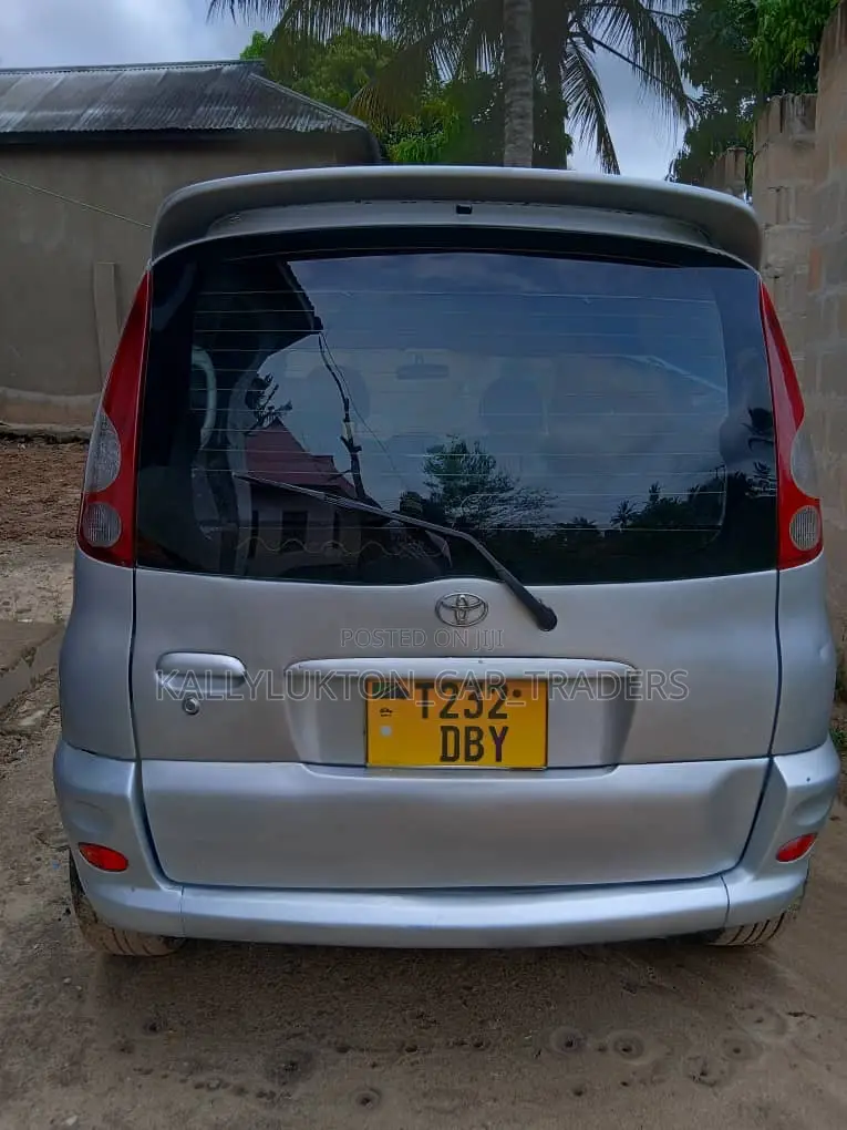Toyota Fun Cargo 2004 Silver