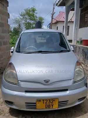 Toyota Fun Cargo 2004 Silver