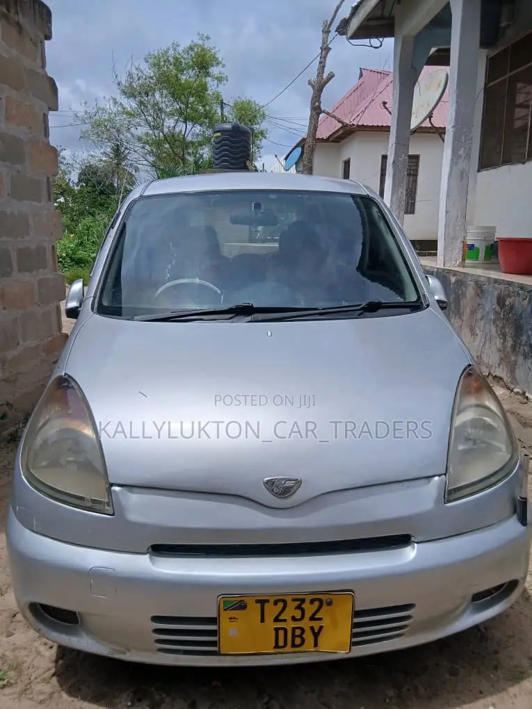 Toyota Fun Cargo 2004 Silver