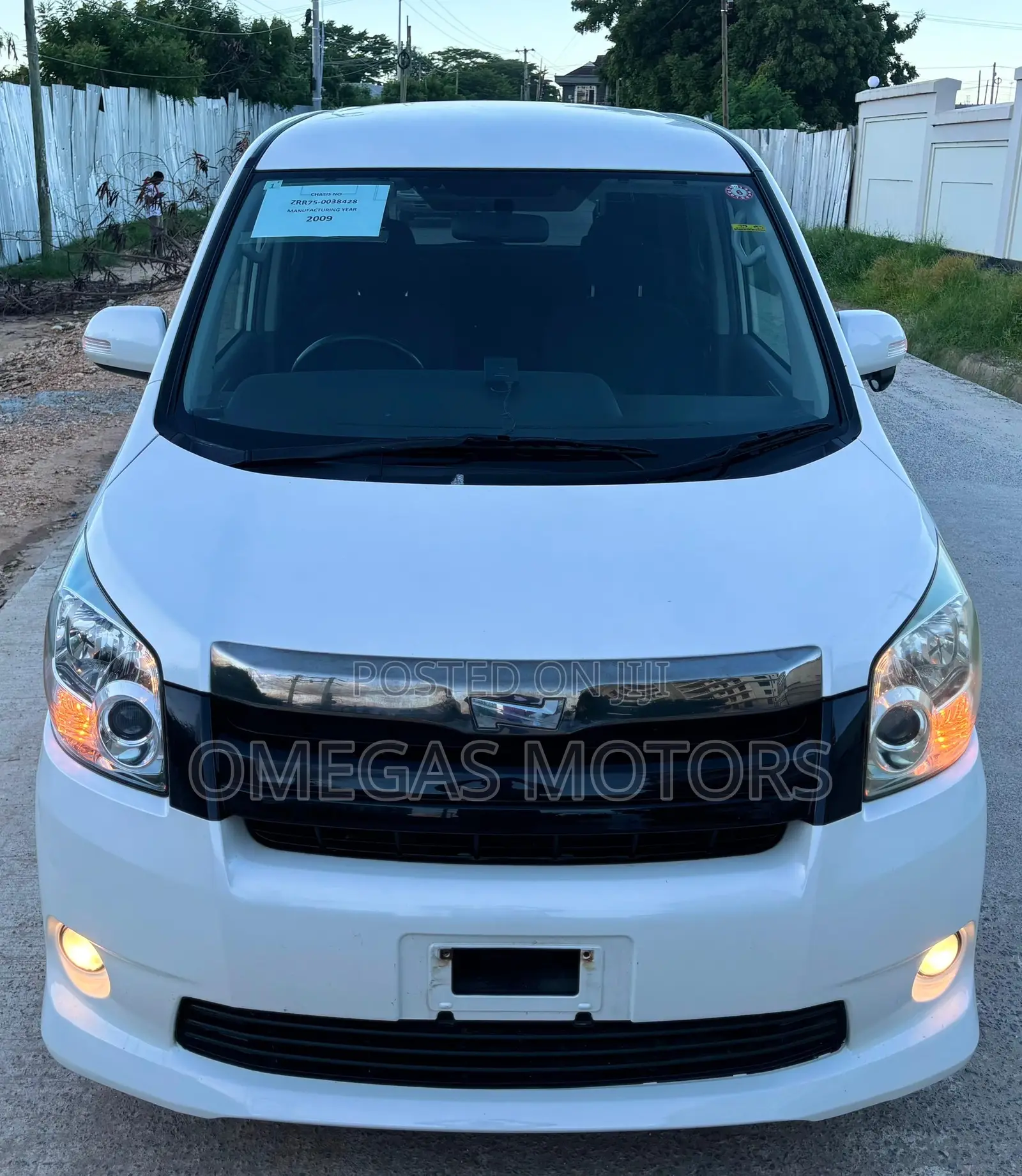 Toyota Noah 2.0 143hp AWD (7 Seater) 2009 Pearl