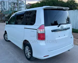 Toyota Noah 2.0 143hp AWD (7 Seater) 2009 Pearl