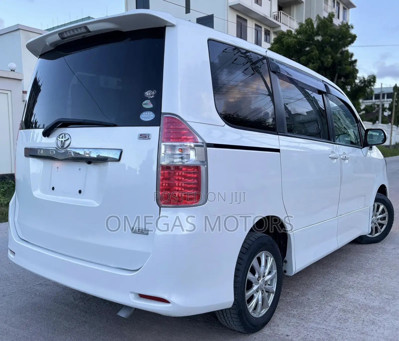 Toyota Noah 2.0 143hp AWD (7 Seater) 2009 Pearl
