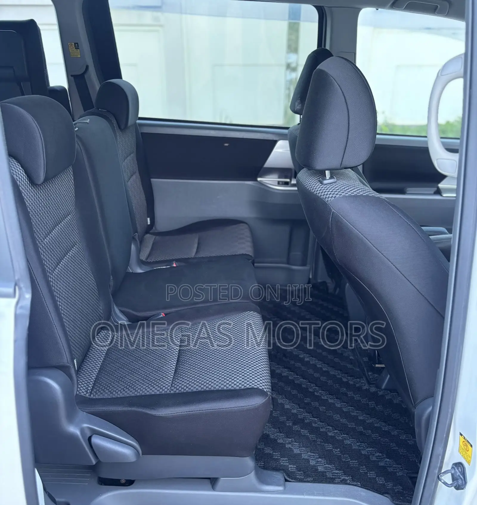 Toyota Noah 2.0 143hp AWD (7 Seater) 2009 Pearl