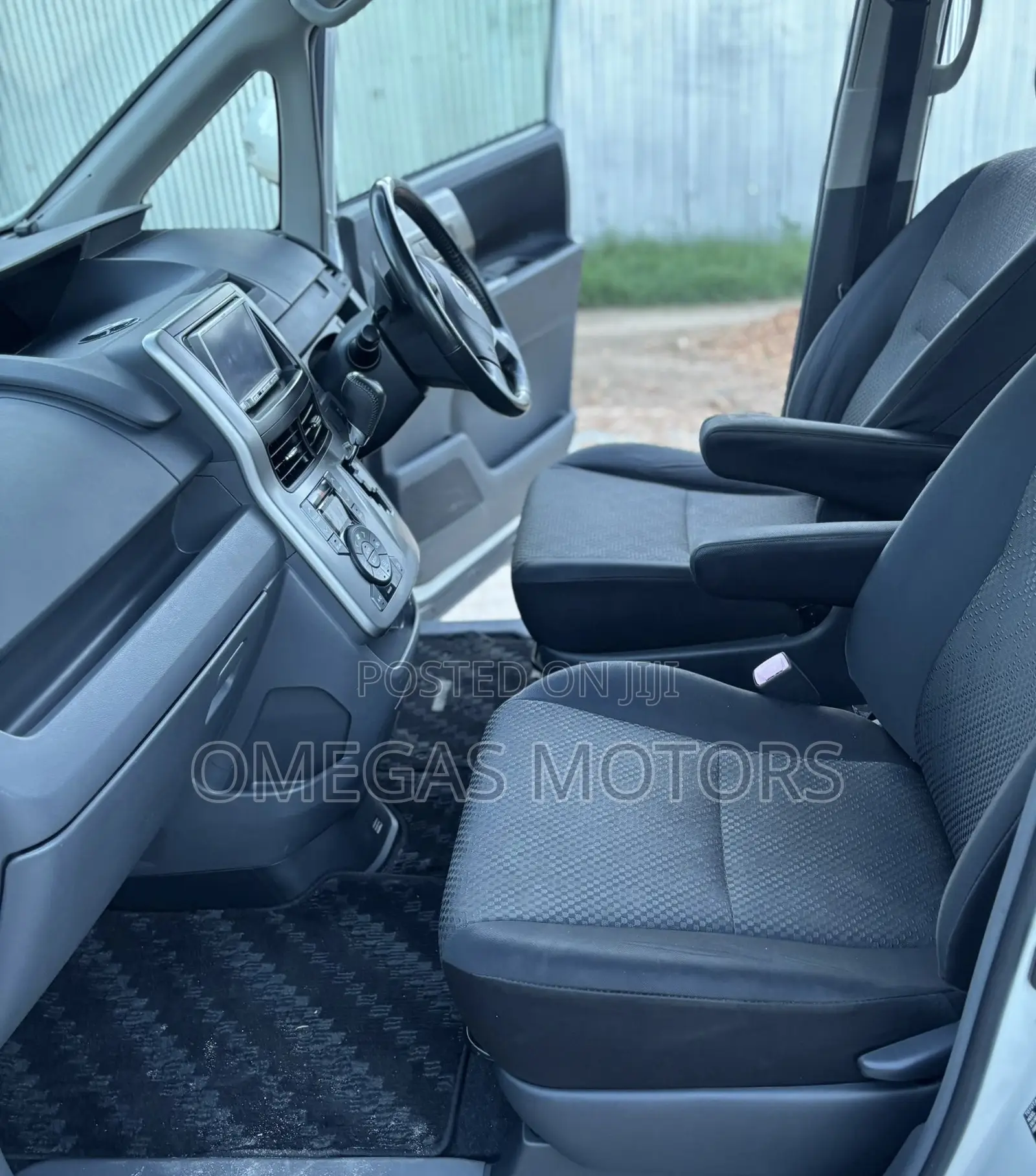 Toyota Noah 2.0 143hp AWD (7 Seater) 2009 Pearl