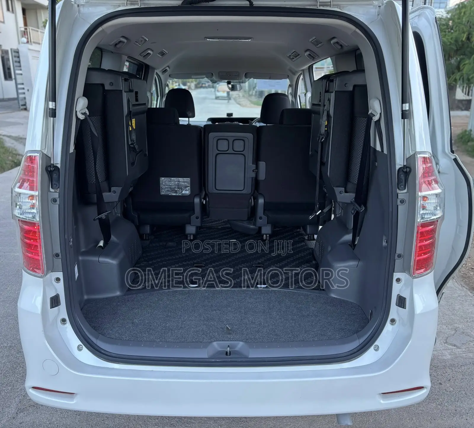 Toyota Noah 2.0 143hp AWD (7 Seater) 2009 Pearl