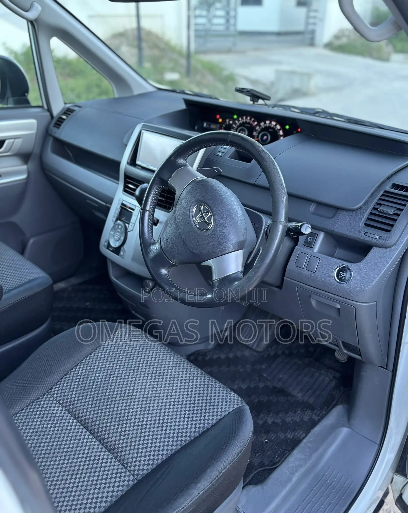 Toyota Noah 2.0 143hp AWD (7 Seater) 2009 Pearl