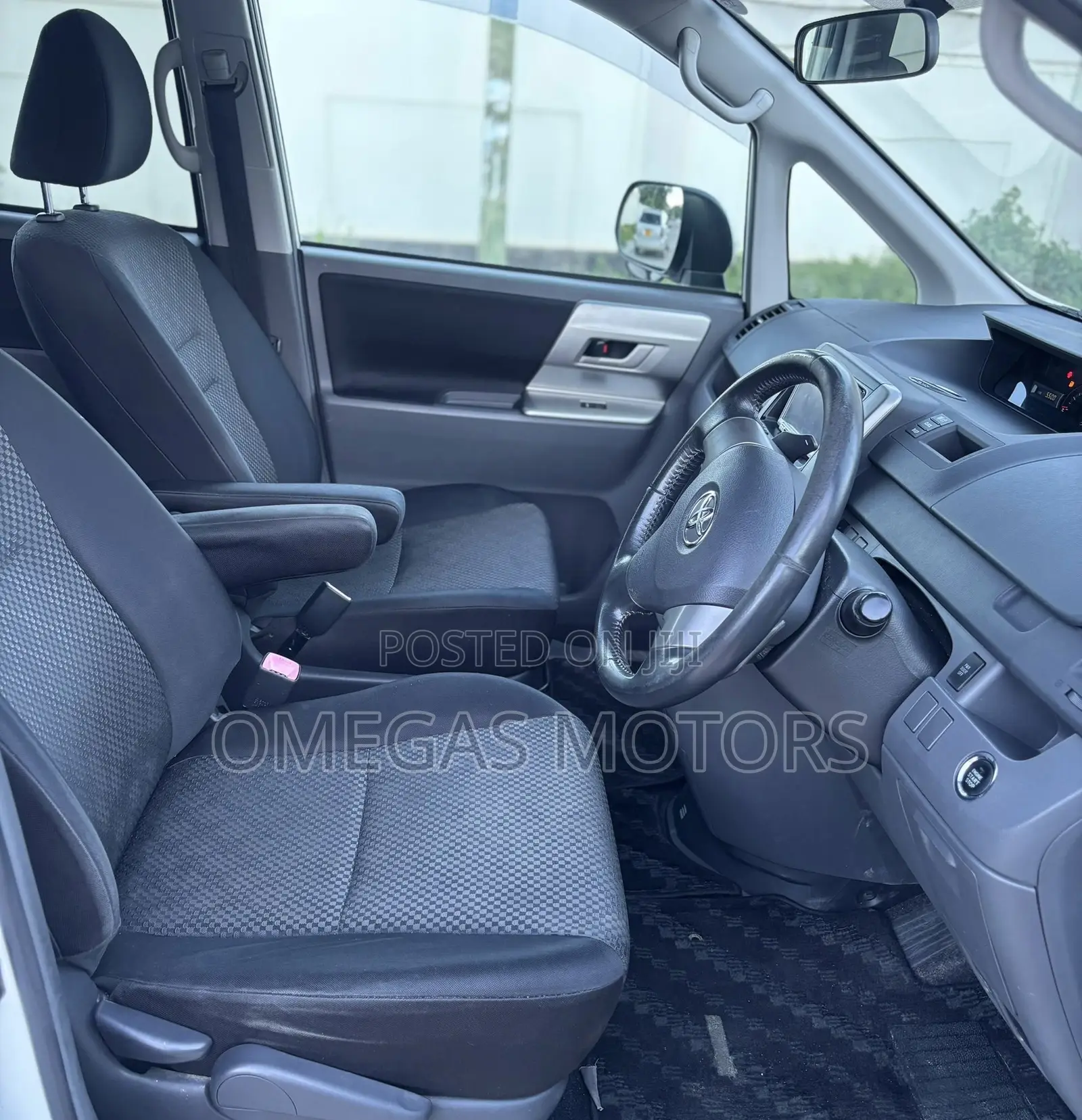 Toyota Noah 2.0 143hp AWD (7 Seater) 2009 Pearl