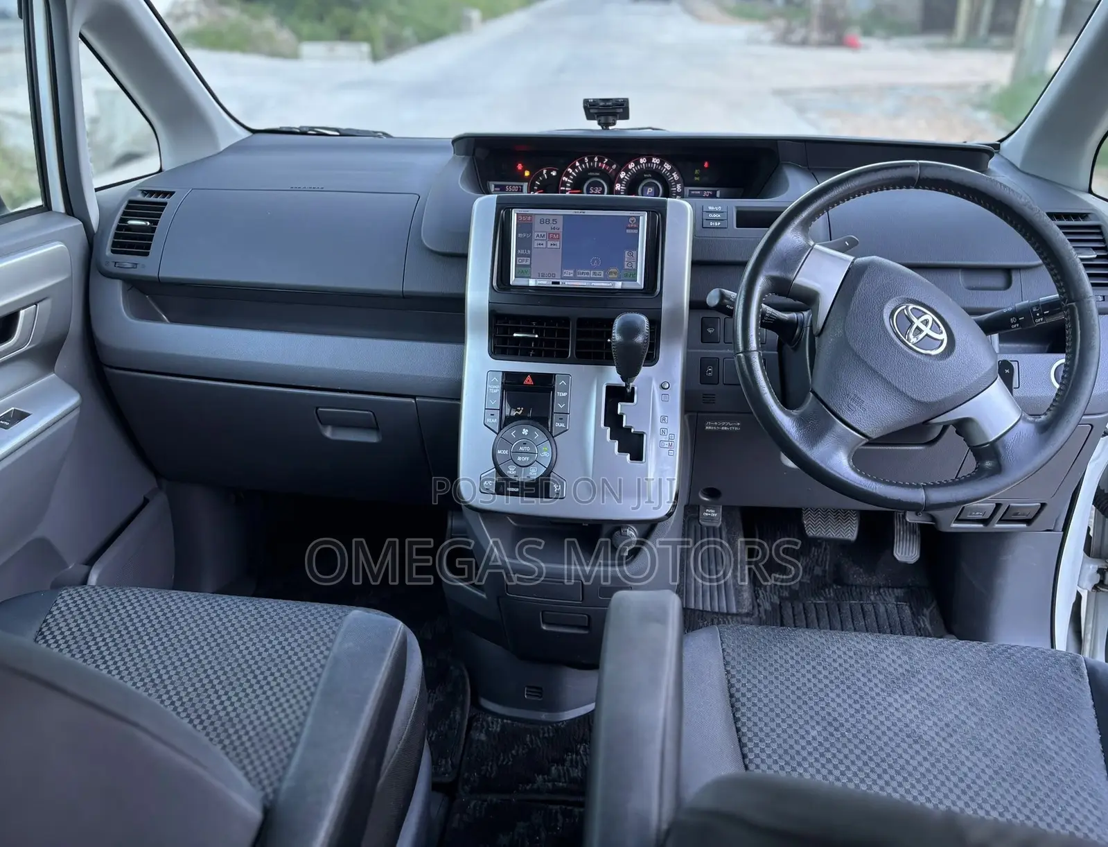 Toyota Noah 2.0 143hp AWD (7 Seater) 2009 Pearl