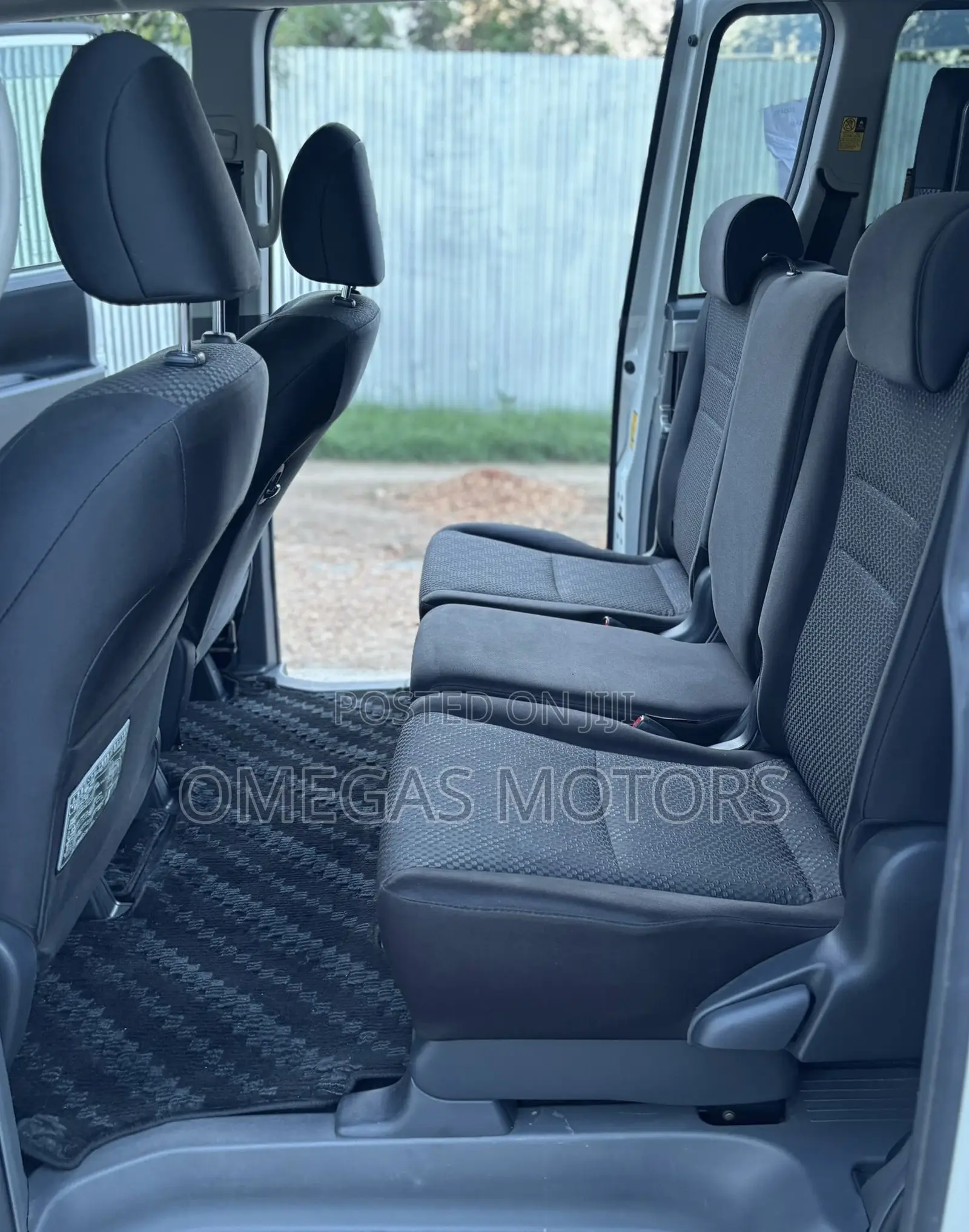 Toyota Noah 2.0 143hp AWD (7 Seater) 2009 Pearl
