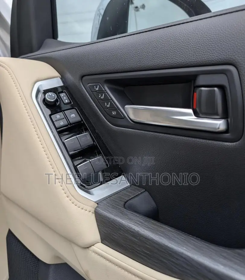 Toyota Land Cruiser 2023 Silver