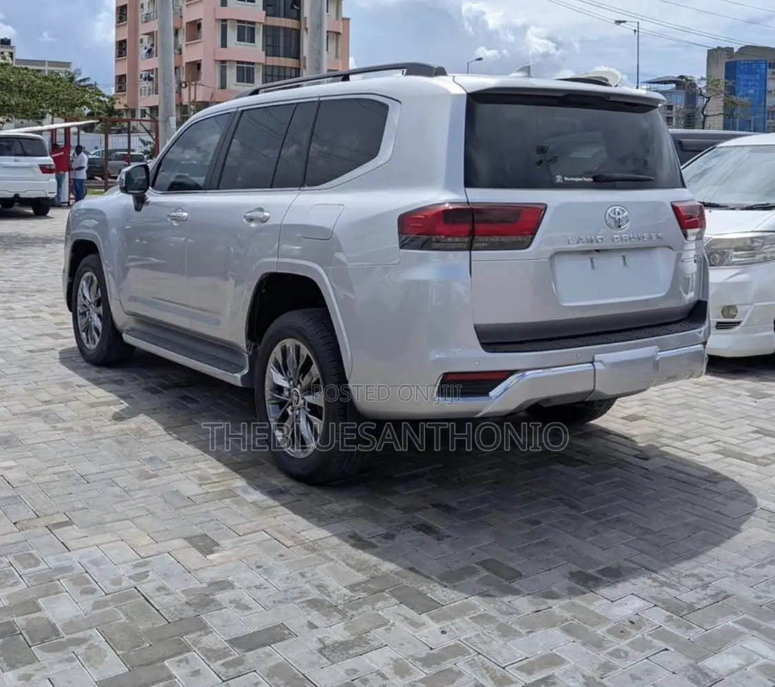 Toyota Land Cruiser 2023 Silver