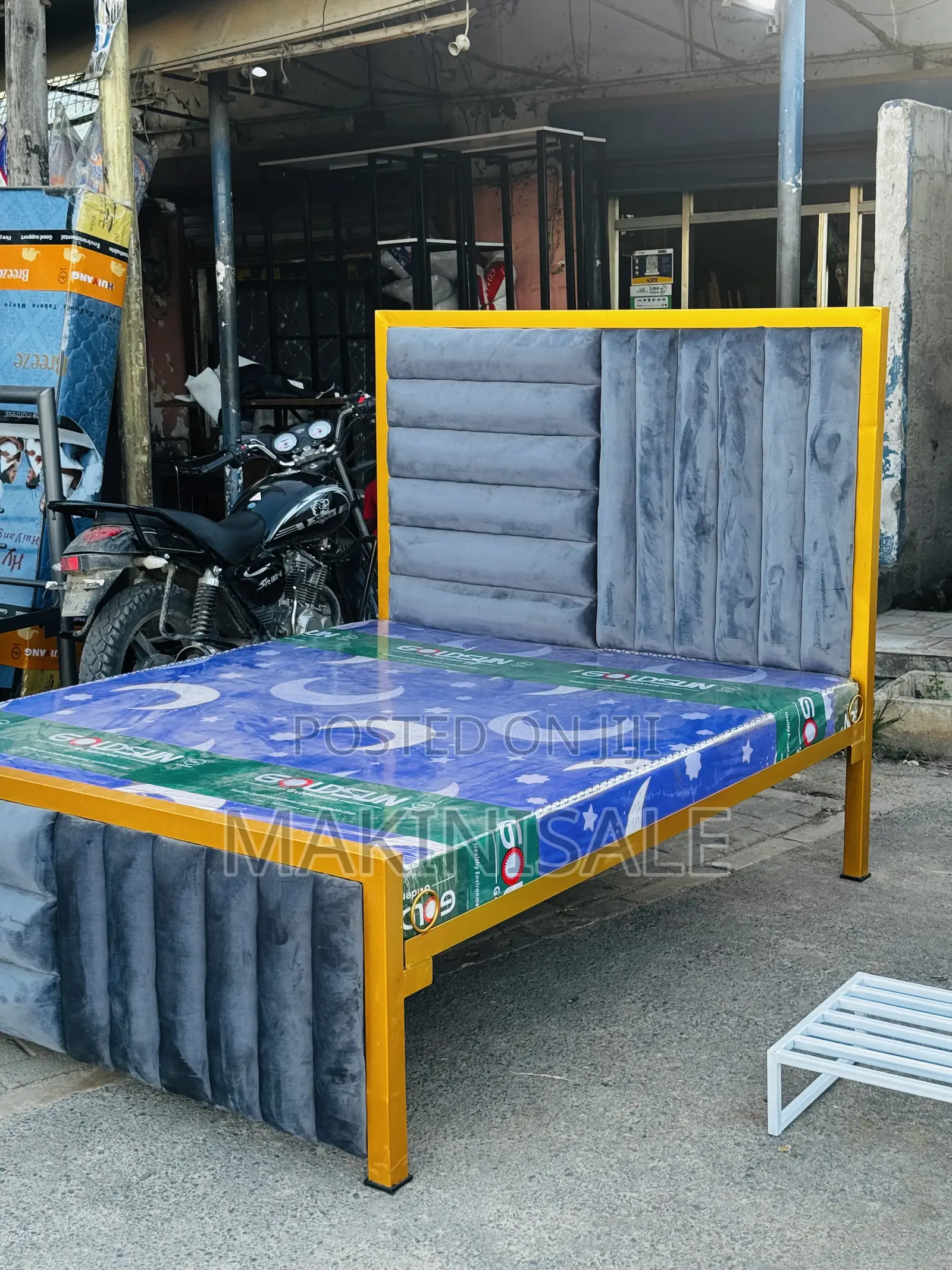 Kitanda Chuma Na Sofa Fabric