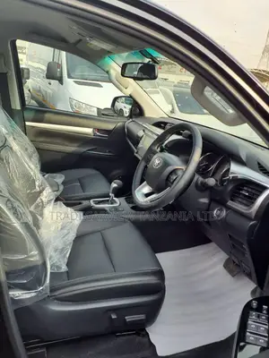 New Toyota Hilux 2025 Black