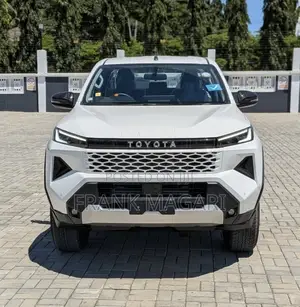 New Toyota Hilux 2025 White