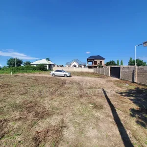 Kiwanja Kinauzwa Madale Mbopo