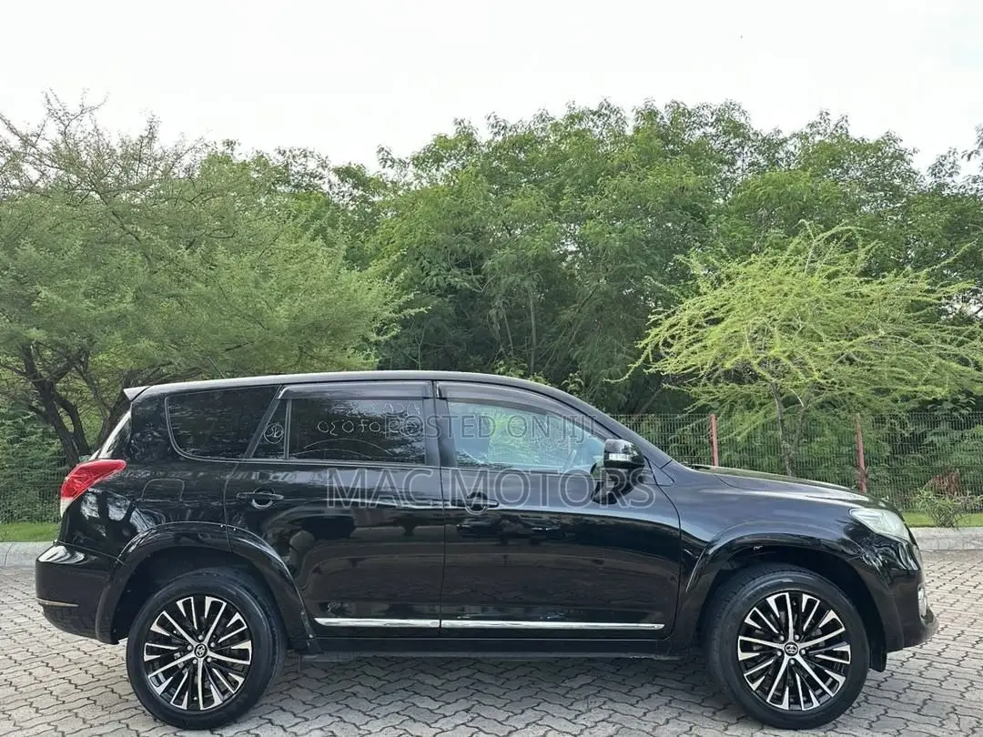 Toyota Vanguard 2011 Black