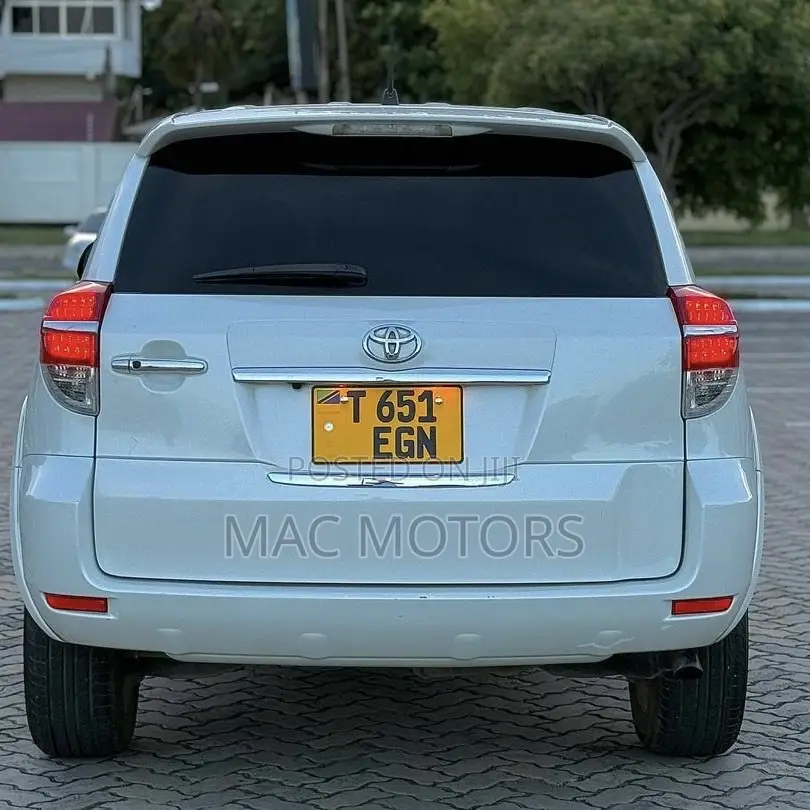Toyota Vanguard 2012 White