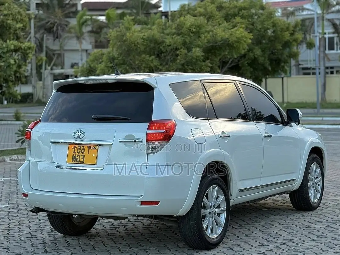 Toyota Vanguard 2012 White