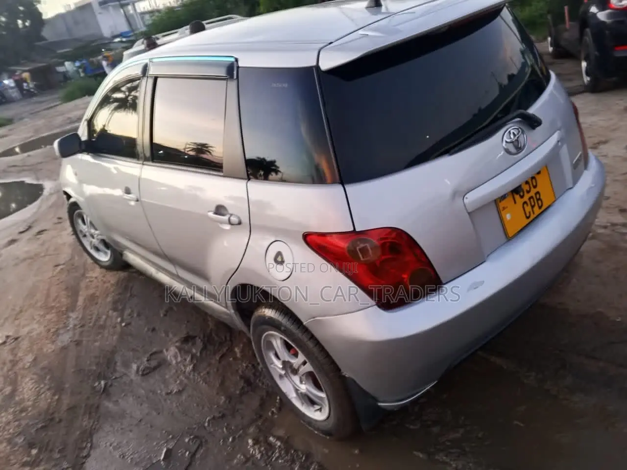 Toyota IST 2003 Silver
