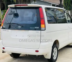 Toyota Noah 2.0 AWD (8 Seater) 2001 White
