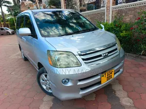 Toyota Noah 2005 Silver