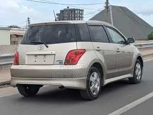 Toyota IST 2004