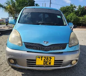 Toyota Fun Cargo 2004 Blue
