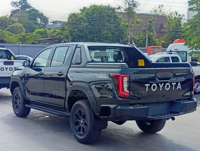 New Toyota Hilux 2025 Black