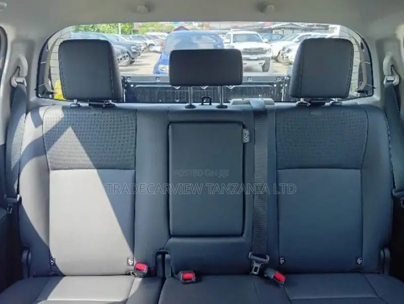 New Toyota Hilux 2025 Black