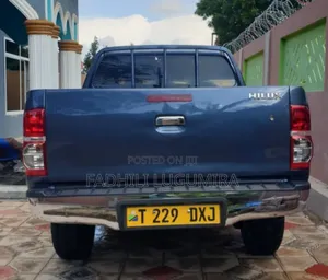 Toyota Hilux 2013 Blue
