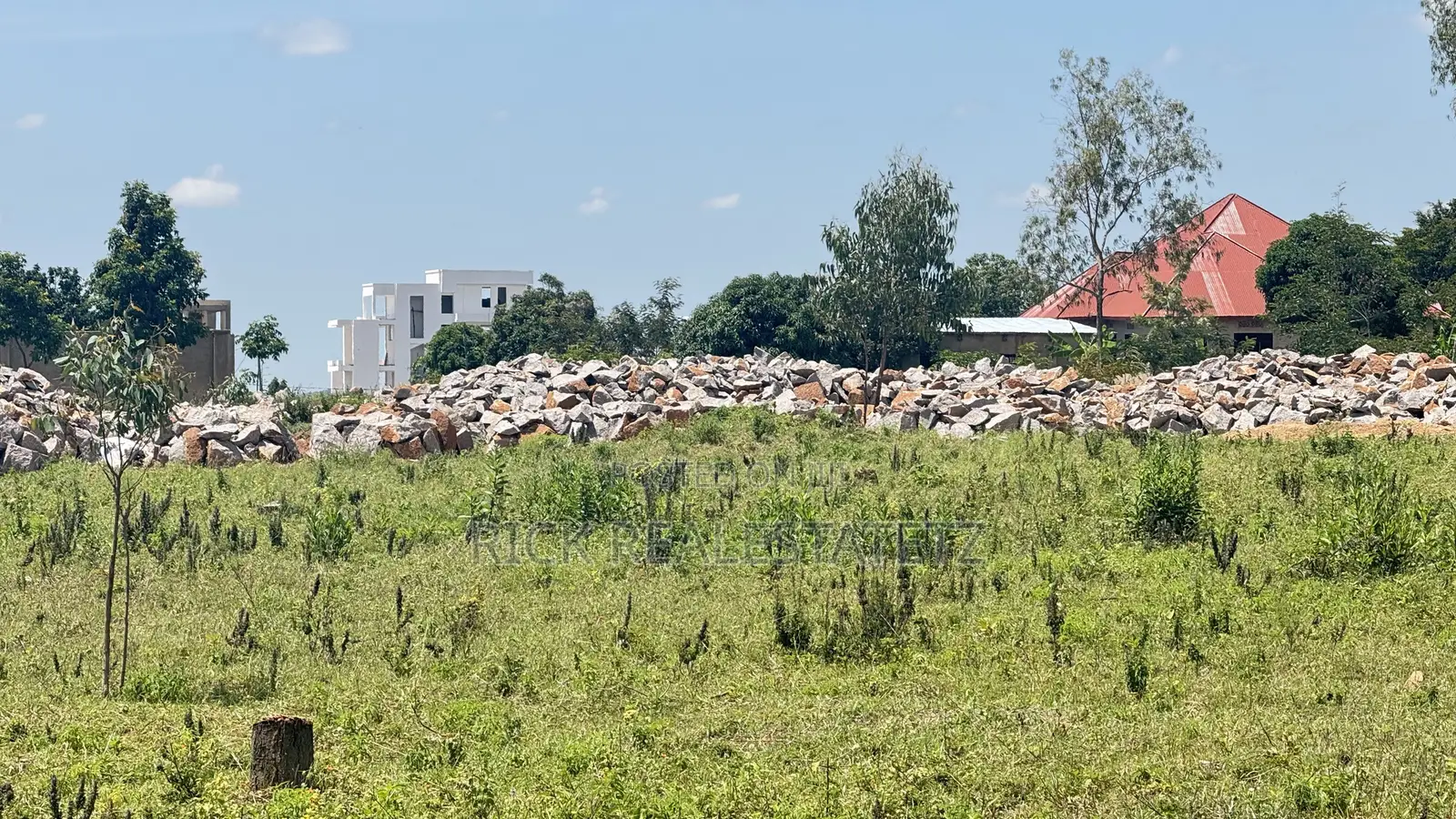 Kiwanja Kinauzwa Buswelu Wilayani ( Round About Ya City Link )