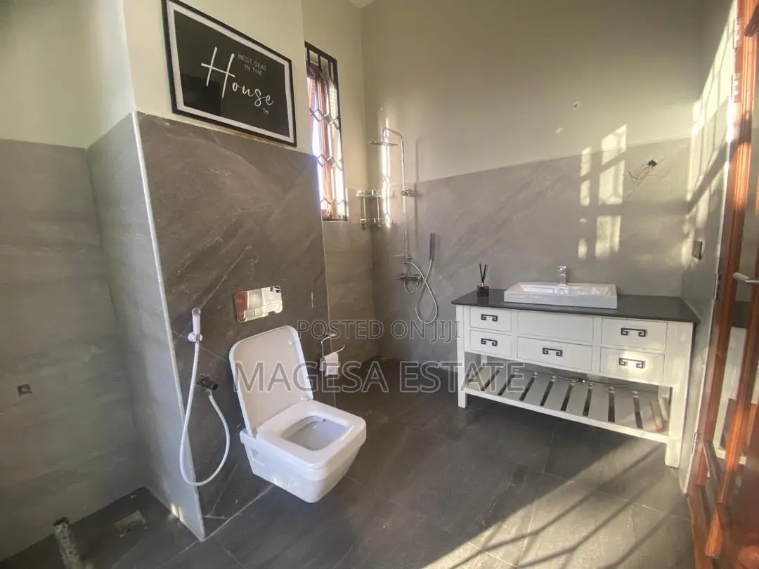 5bdrm House in Gezaulole, Kigamboni for sale