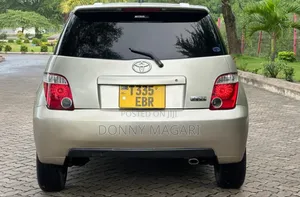 Toyota IST 2004 Gold