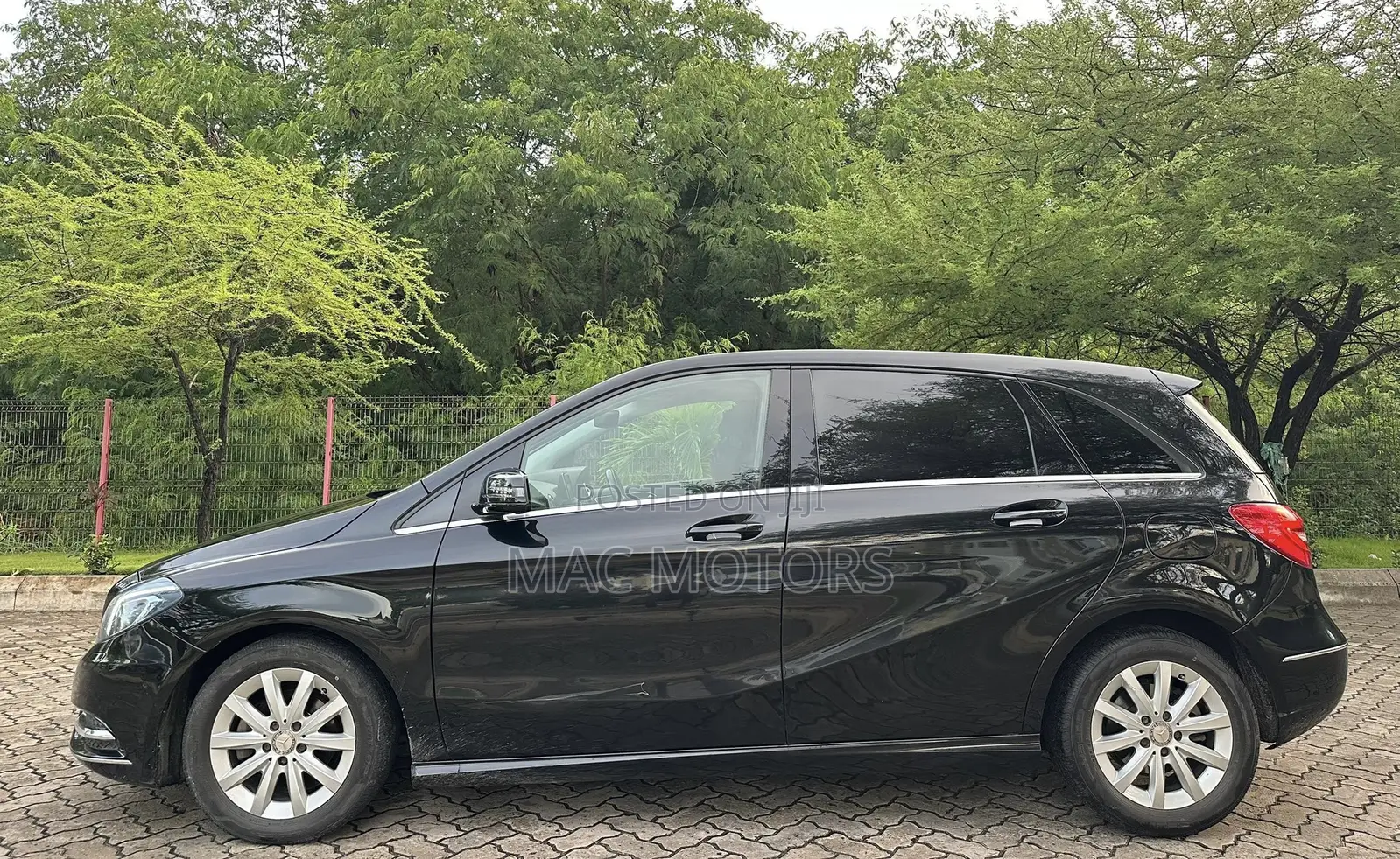 Mercedes-Benz B-Class B180 Petrol 2013 Black